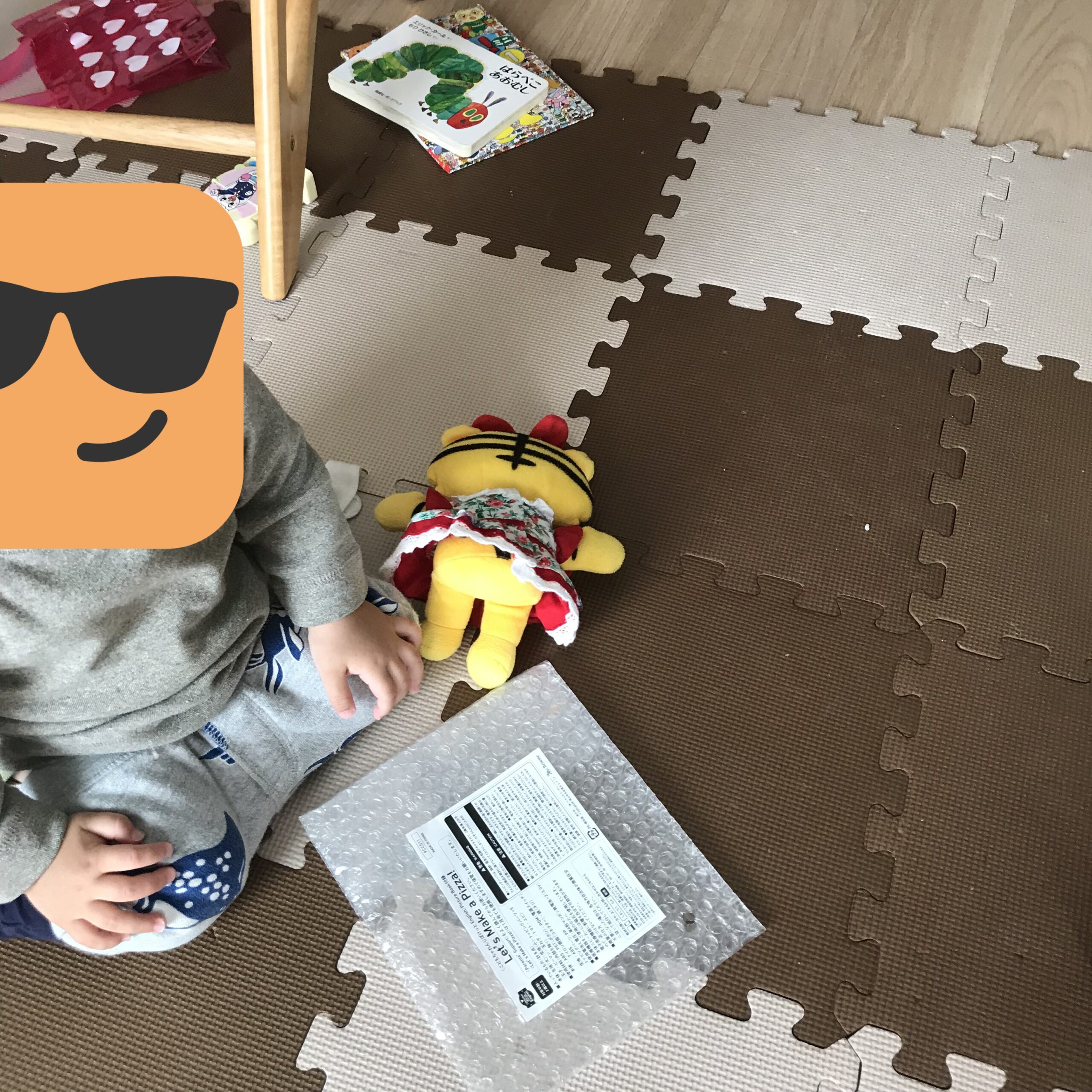 届いたこどもちゃれんじEnglishの教材。開封して遊んだあとの梱包材と仕様書です