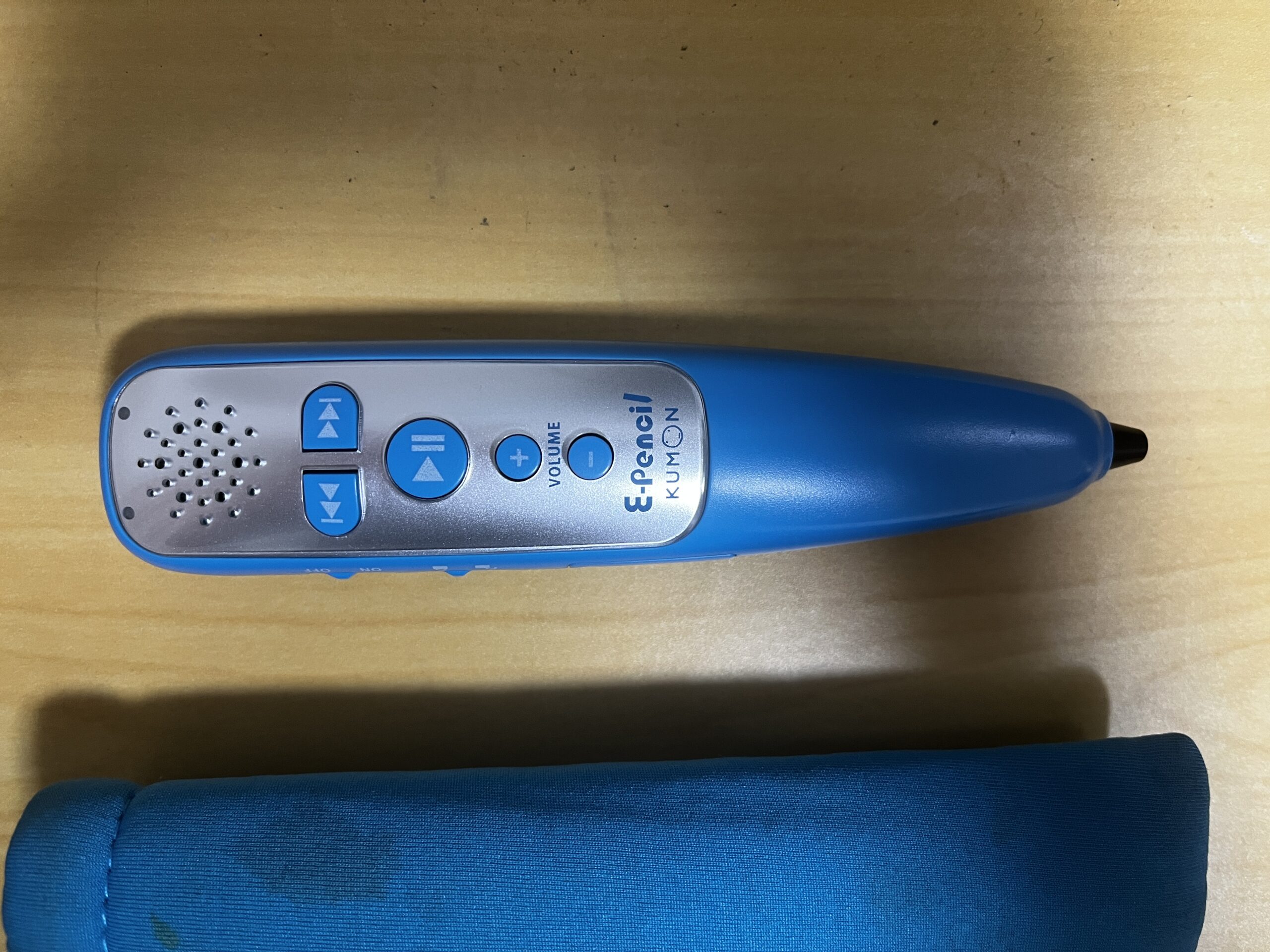 わが家のE-Pencil。音量は本体に印字された「VOLUME」の+と−で変え、側面にON・OFFのスイッチがあります。